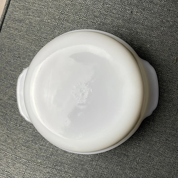 Vintage Fire King Round White 2 Quart Casserole dish Bowl Unique back stamp MCM - Picture 3 of 8